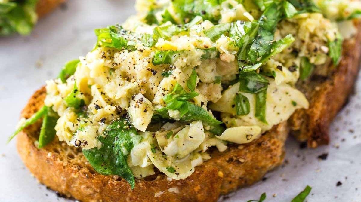 10 Minute White Bean Artichoke Basil Toasts