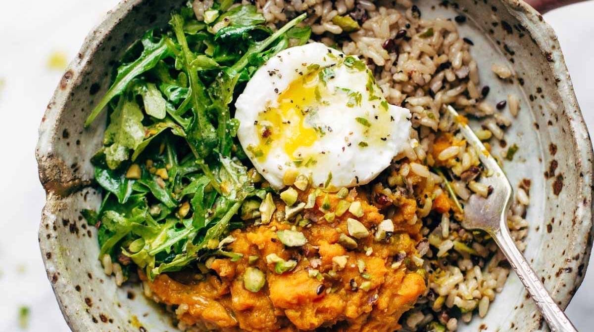 Mangkuk Penyembuhan dengan Ubi Jalar Kunyit, Telur Rebus, dan Saus Lemon