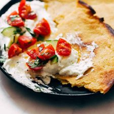 Socca dengan Feta Kocok dan Salad Tomat