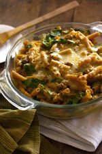 Rigatoni Panggang dengan Bayam, Provolone, dan Kalkun