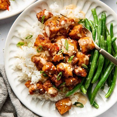 Bang bang tofu with rice and green beans.