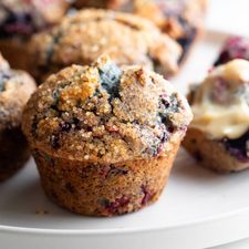 Muffin Berry Campuran dengan Atasan Manis