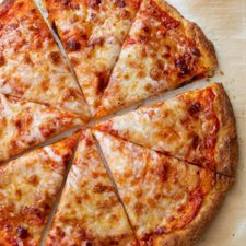 Pizza dengan Kerak Keju Cottage