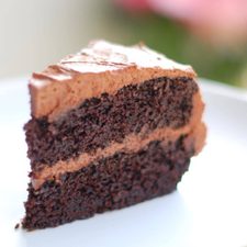Kue Coklat Ganda dengan Frosting Buttercream