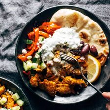 Pitas Ayam Lembar Pan dengan Tzatziki