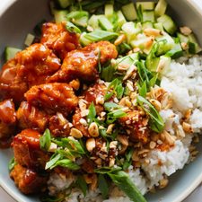 Tahu Gochujang Lengket dengan Kacang dan Rempah-rempah