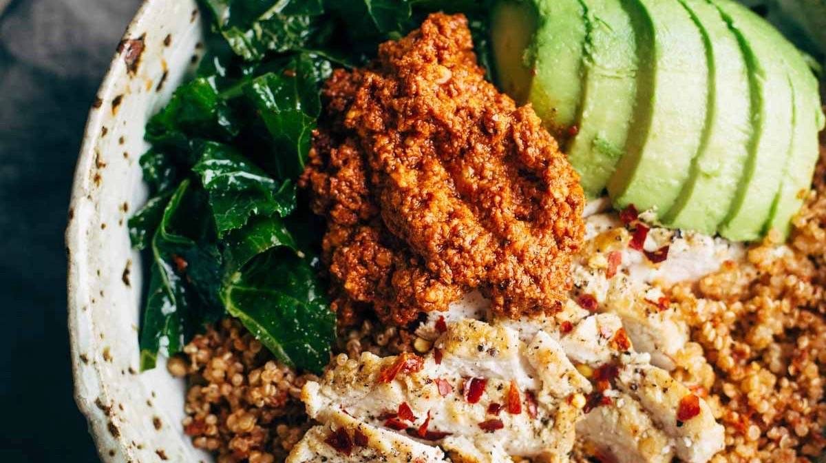 Mangkuk Kangkung dan Ayam yang diasinkan dengan Saus Tomat Kering Matahari