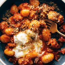 Jutawan Gnocchi dengan Saus Merah, Herbed Ricotta, dan Golden Crispies