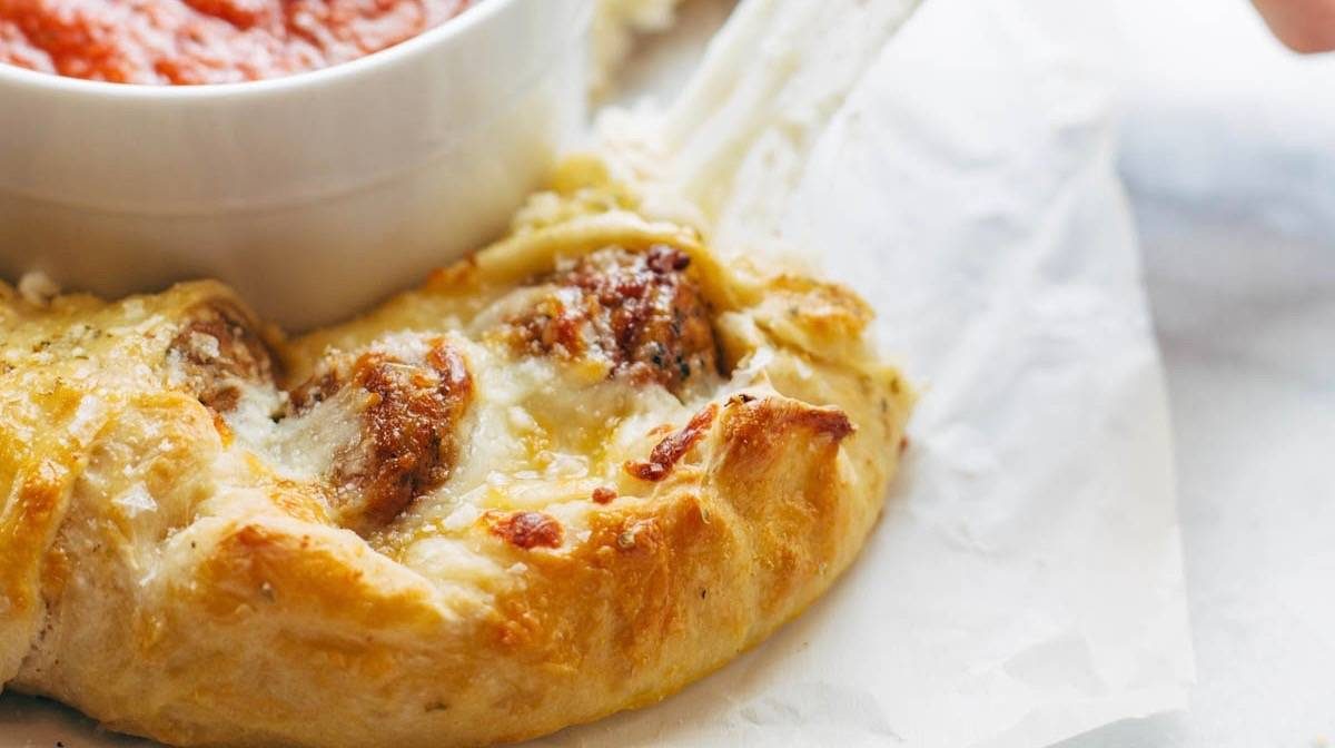 Cheesy Meatball Pull-Apart Pizza Ring