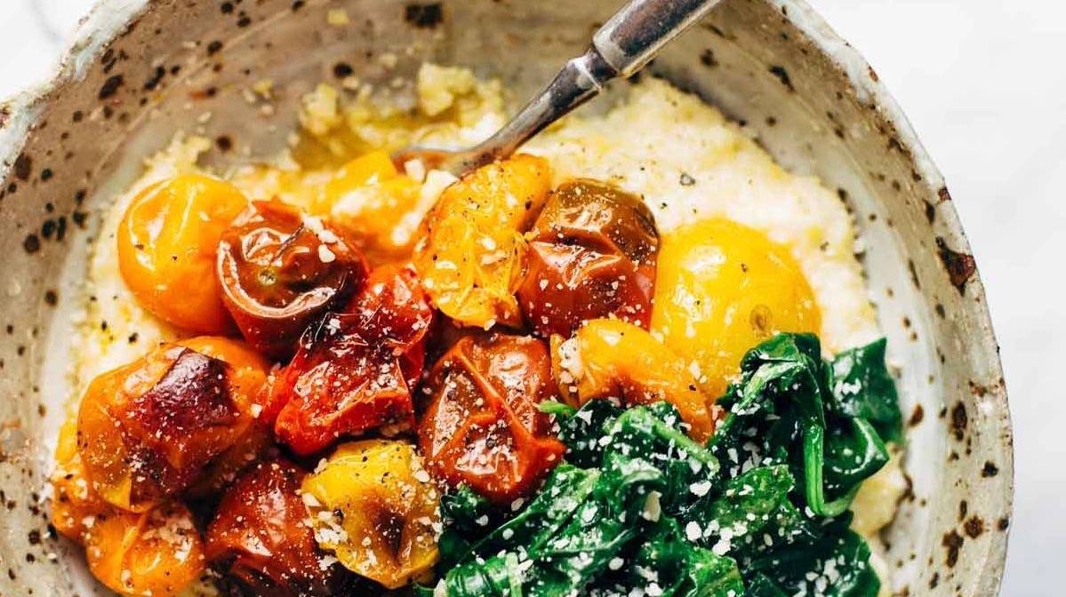 Tomat Panggang dengan Polenta Keju Kambing