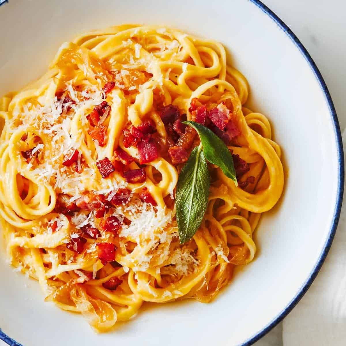 Fettuccine Labu Krim dengan Bawang Karamel dan Pancetta
