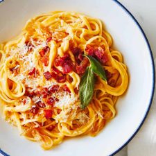 Fettuccine Labu Krim dengan Bawang Karamel dan Pancetta