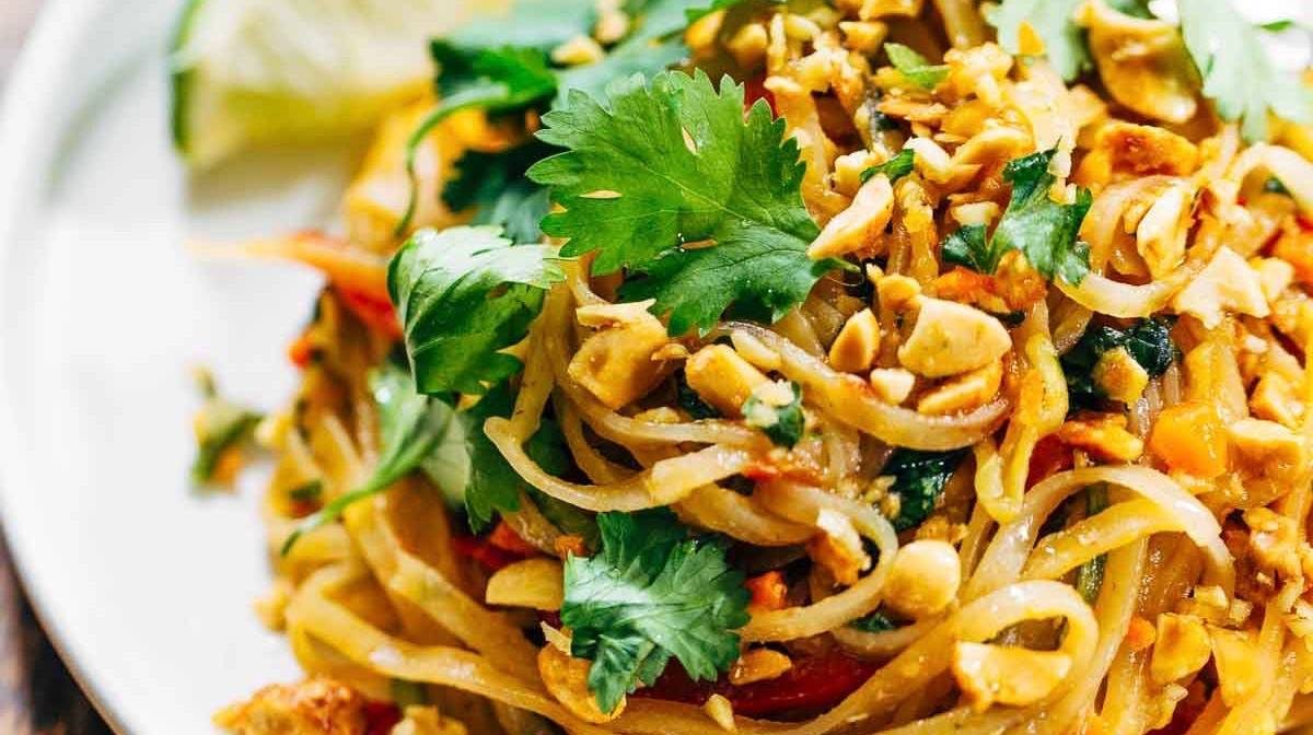 Pad Thai Vegetarian Pelangi dengan Kacang dan Kemangi