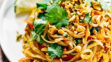Pad Thai Vegetarian Pelangi dengan Kacang dan Kemangi