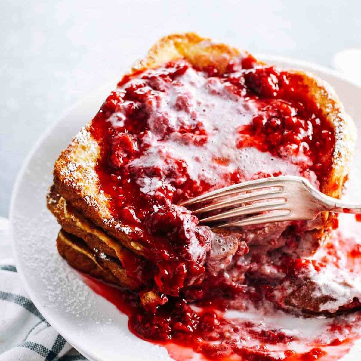 Roti Bakar Perancis Eggnog dengan Saus Raspberry