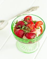 Stroberi Balsamic dengan Yogurt Yunani