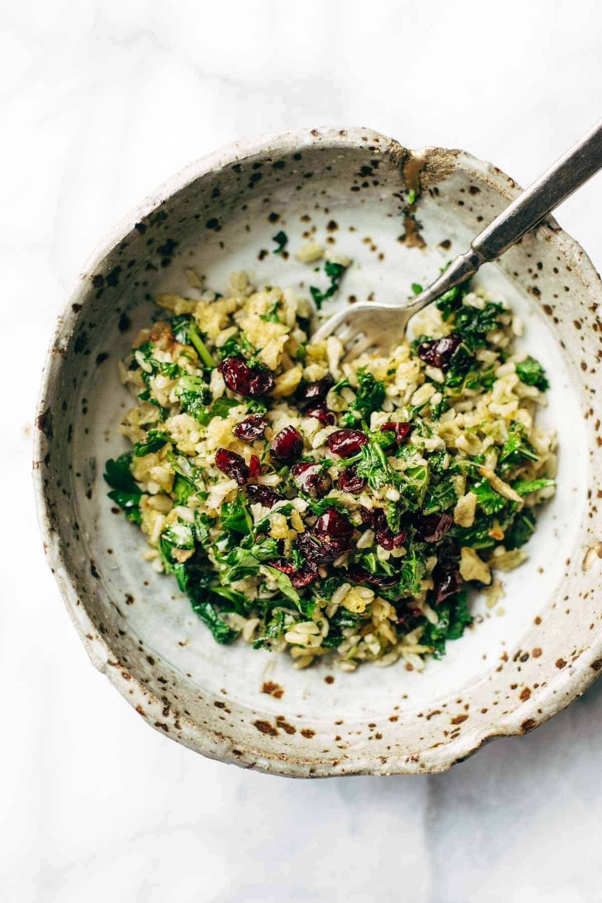 Garlic Kale and Brown Rice Salad with Lemon Dressing Recipe - Pinch of Yum Garlic Kale and Brown Rice Salad with Lemon Dressing Recipe - Pinch of Yum