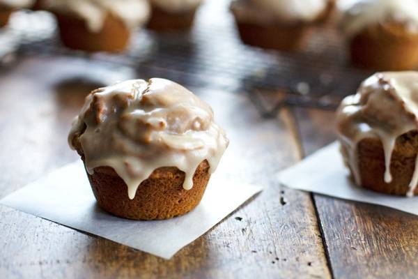 Healthy Maple Glazed Pumpkin Muffins: whole grain, less sugar and oil, 270 calories - Pinch of Yum