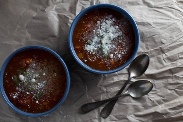 Two blue bowl with spoons.