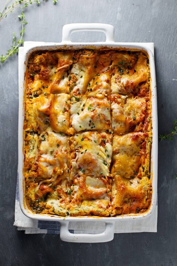 Skinny Spinach Lasagna - layers of ricotta, spinach, noodles, sauce and cheese. 250 calories of yum!. | pinchofyum.com