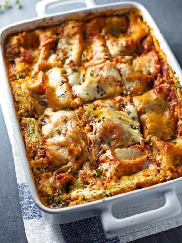 Skinny Spinach Lasagna - layers of ricotta, spinach, noodles, sauce and cheese. 250 calories of yum!. | pinchofyum.com