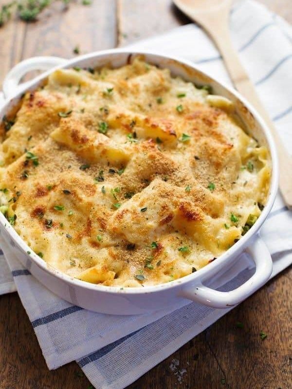 Garlic Parmesan Chicken Lasagna Bake - a quick layered casserole-style recipe with simple ingredients and YUMMY garlic parm flavor. 300 calories. | pinchofyum.com