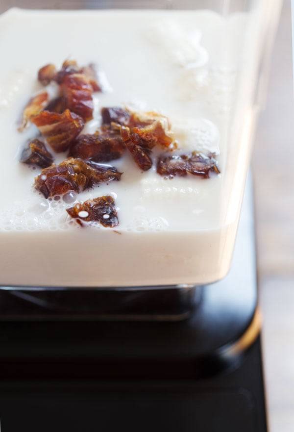 Dates and milk in a blender.