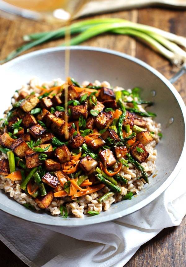 This Honey Ginger Tofu and Veggie Stir Fry is SO delicious! Served with a simple homemade honey ginger soy stir fry sauce. | pinchofyum.com