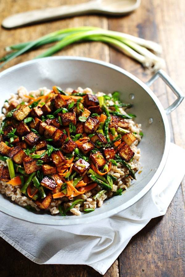 This Honey Ginger Tofu and Veggie Stir Fry is SO delicious! Served with a simple homemade honey ginger soy stir fry sauce. | pinchofyum.com