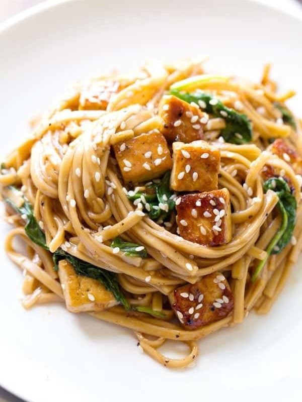 Black Pepper Stir Fried Noodles - this simple 30 minute stir fry is packed with AMAZING flavor! | pinchofyum.com