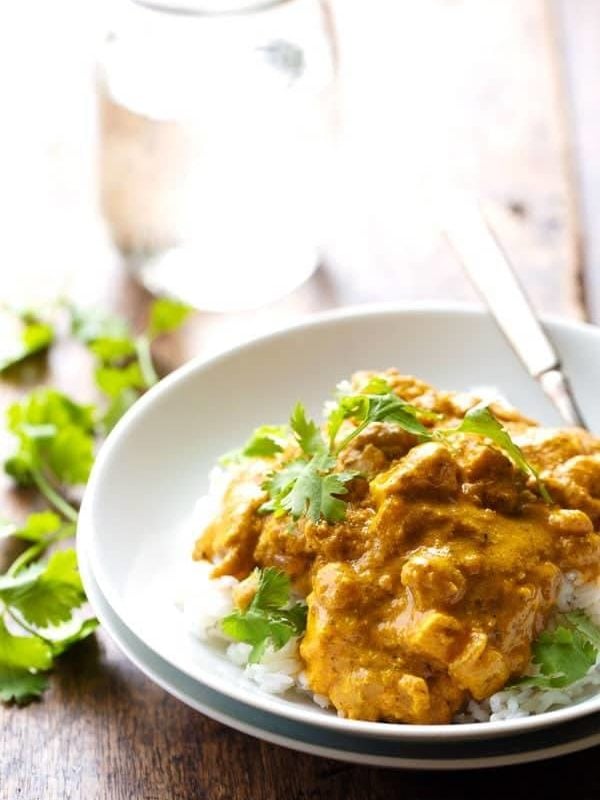 Chicken Shahi Korma - so simple and RIDICULOUSLY good. Chicken, paneer, cashews, and golden raisins all in a creamy, spicy sauce. 400 calories. | pinchofyum.com