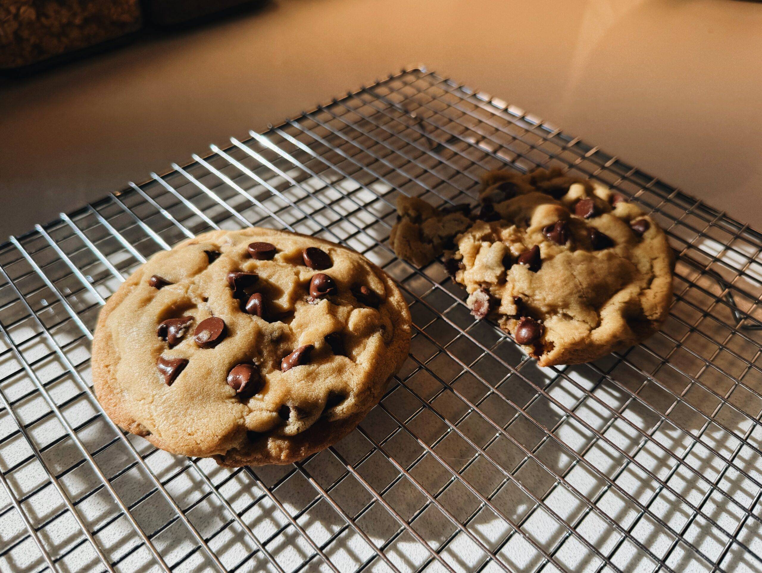 Cookies cooling on a cooling rack.
