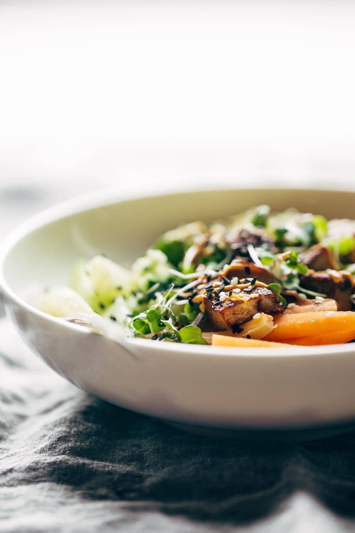 Vegan Sushi Bowl + Dynamite Sauce - The Simple Veganista