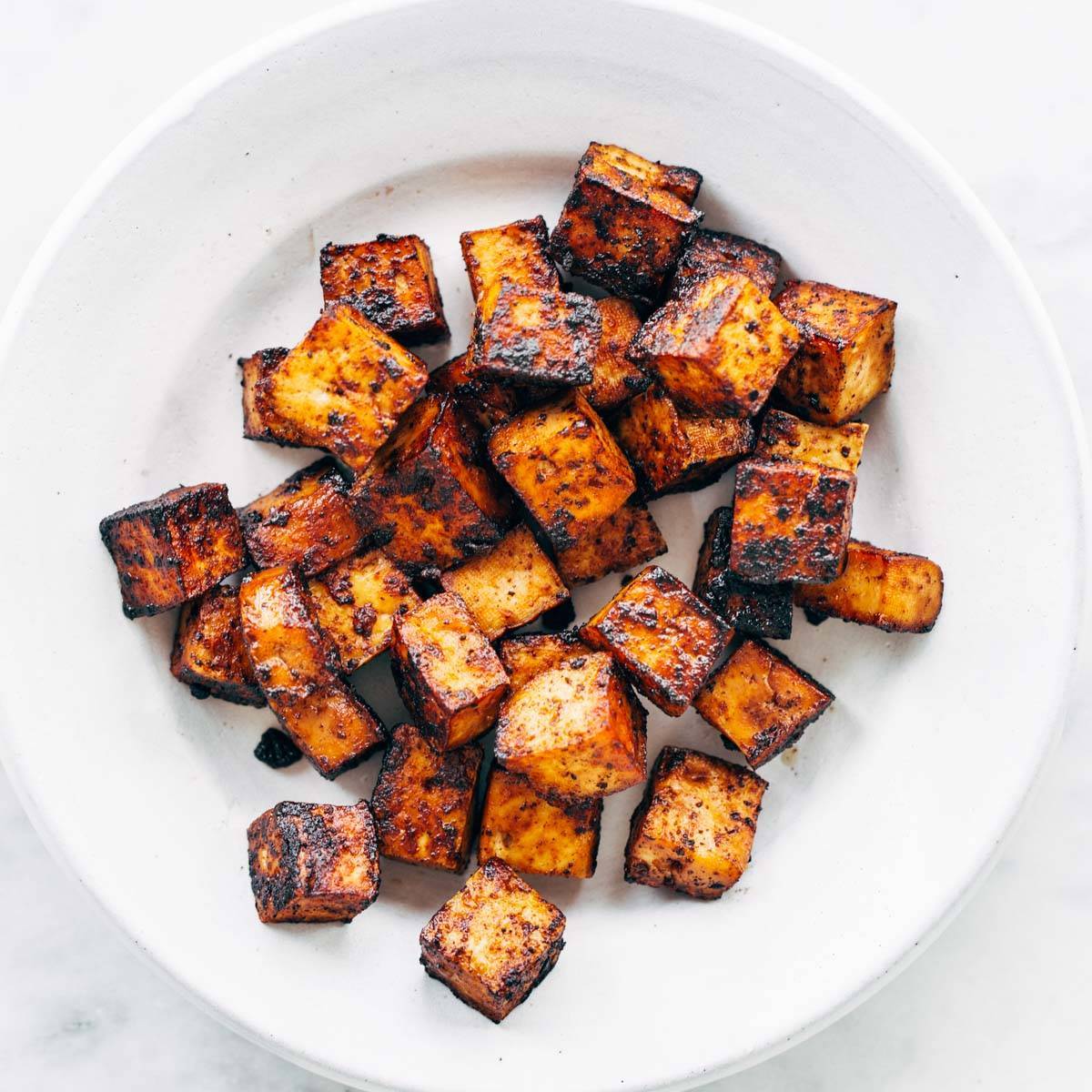 Tofu sauté sur une assiette.