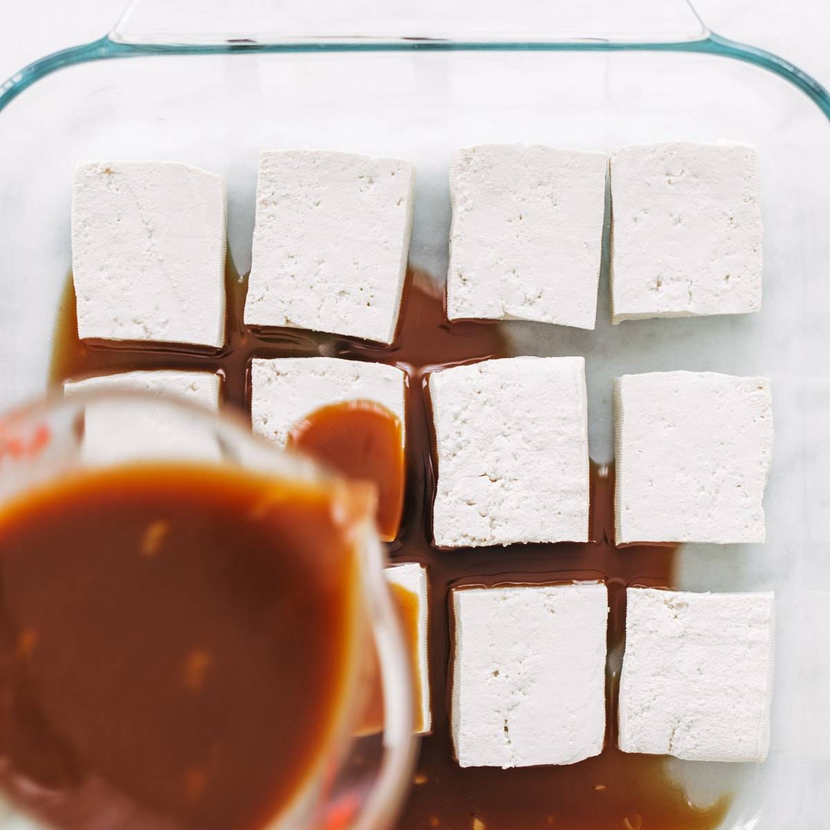 Tofu dans une casserole avec de la sauce.