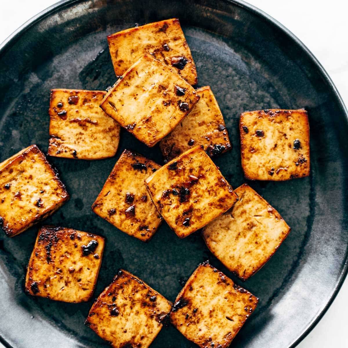 Tofu cuit au four sur une assiette.