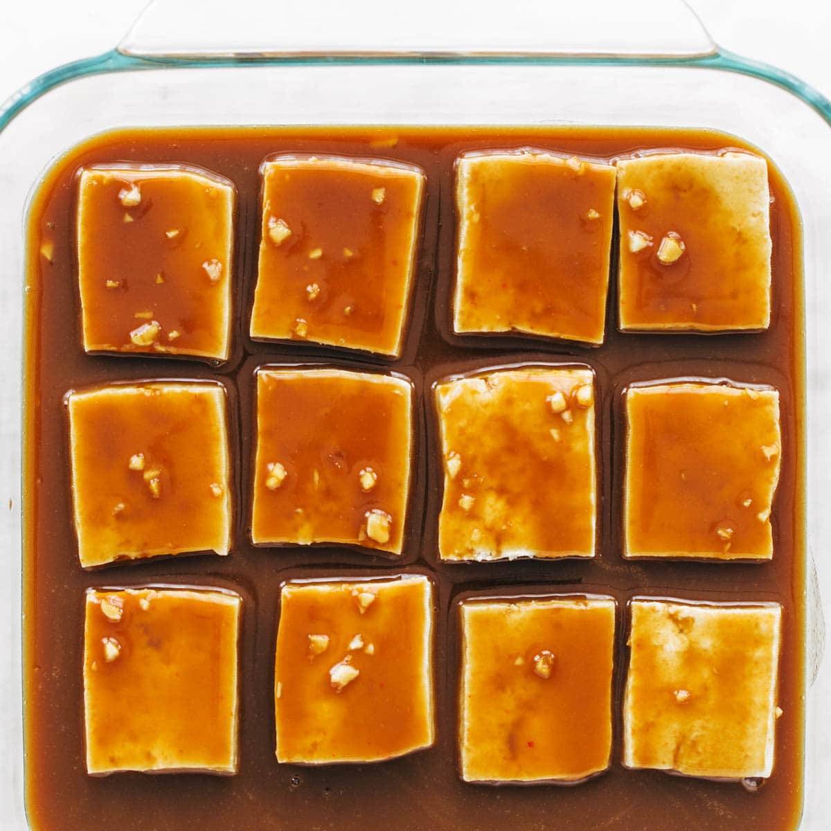 Tofu i bakepanne med saus.