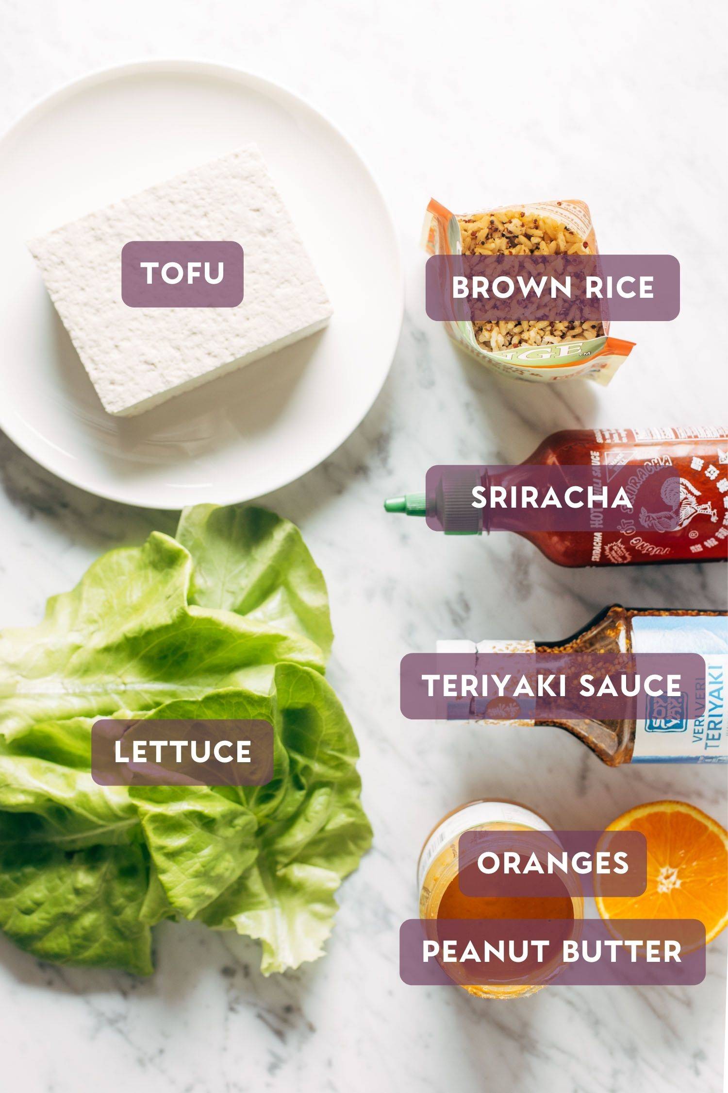 Ingredientes para envolturas de lechuga de tofu y arroz integral con texto sobre cada uno que dice el nombre de cada ingrediente. 