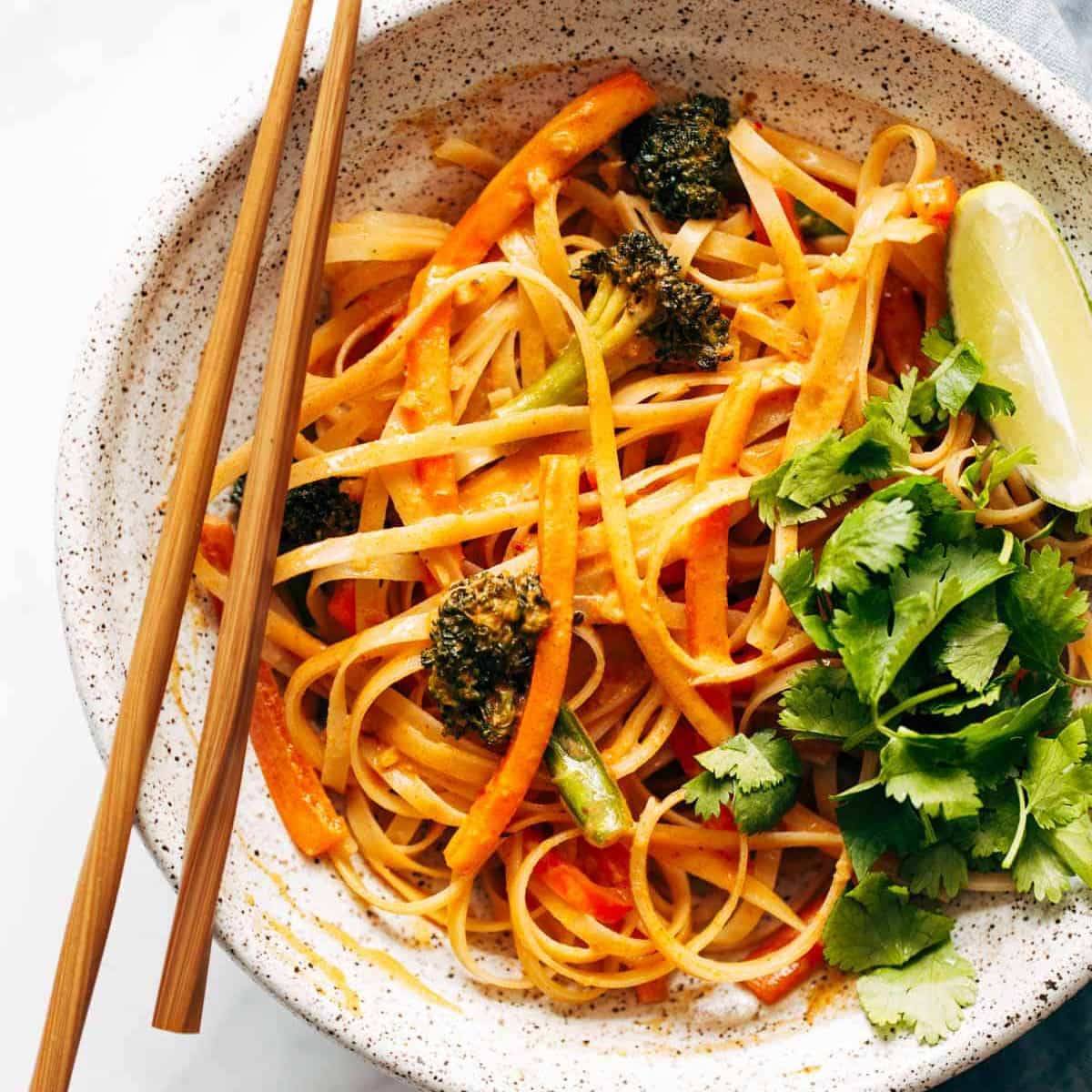 anekdote Forpustet arsenal Red Curry Noodles Recipe - Pinch of Yum