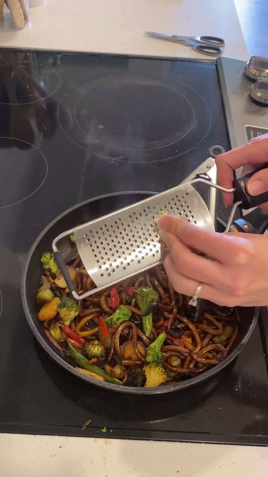 Black Pepper Stir Fried Udon - Pinch of Yum