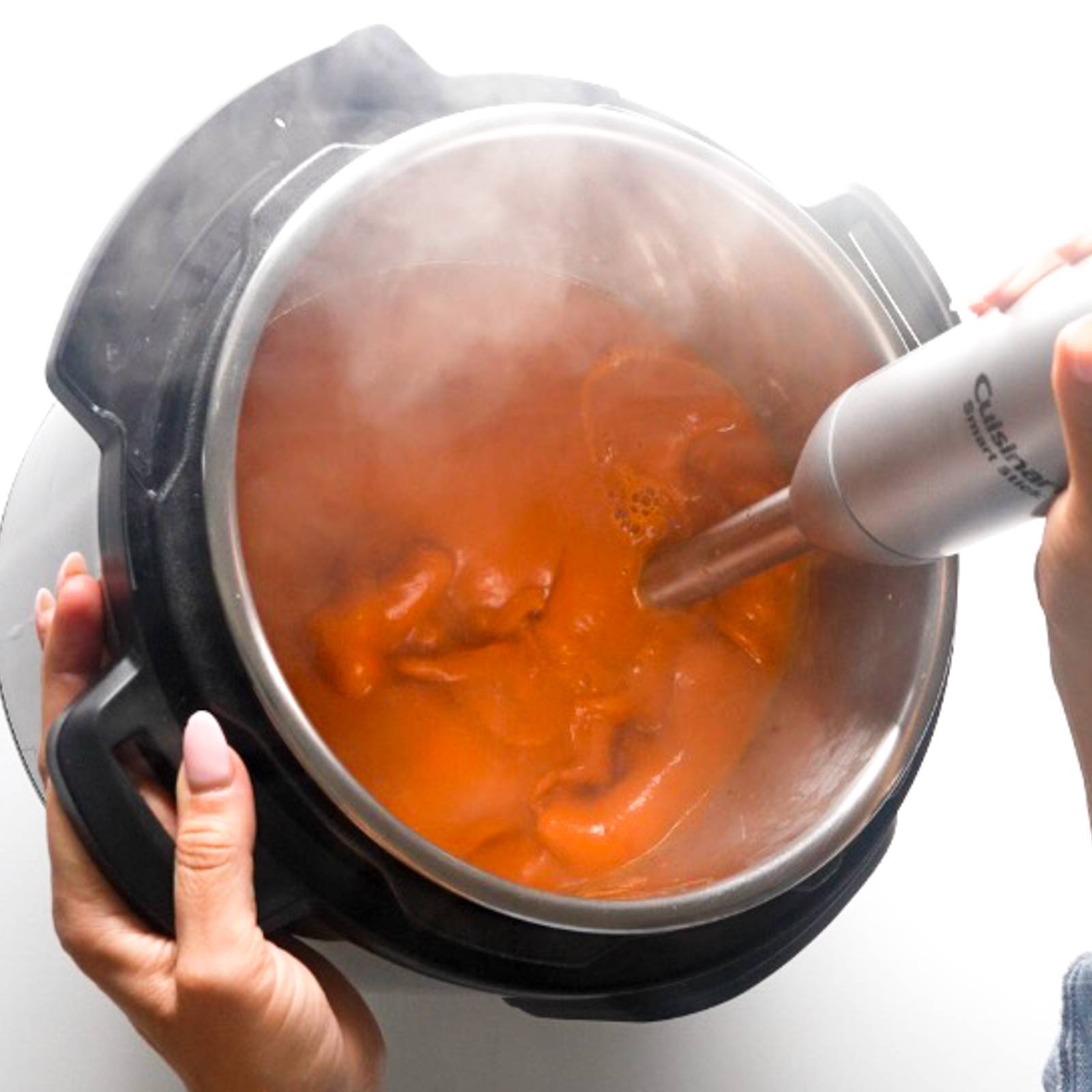 टमाटर के सूप को एक विसर्जन ब्लेंडर के साथ मिश्रित करें।