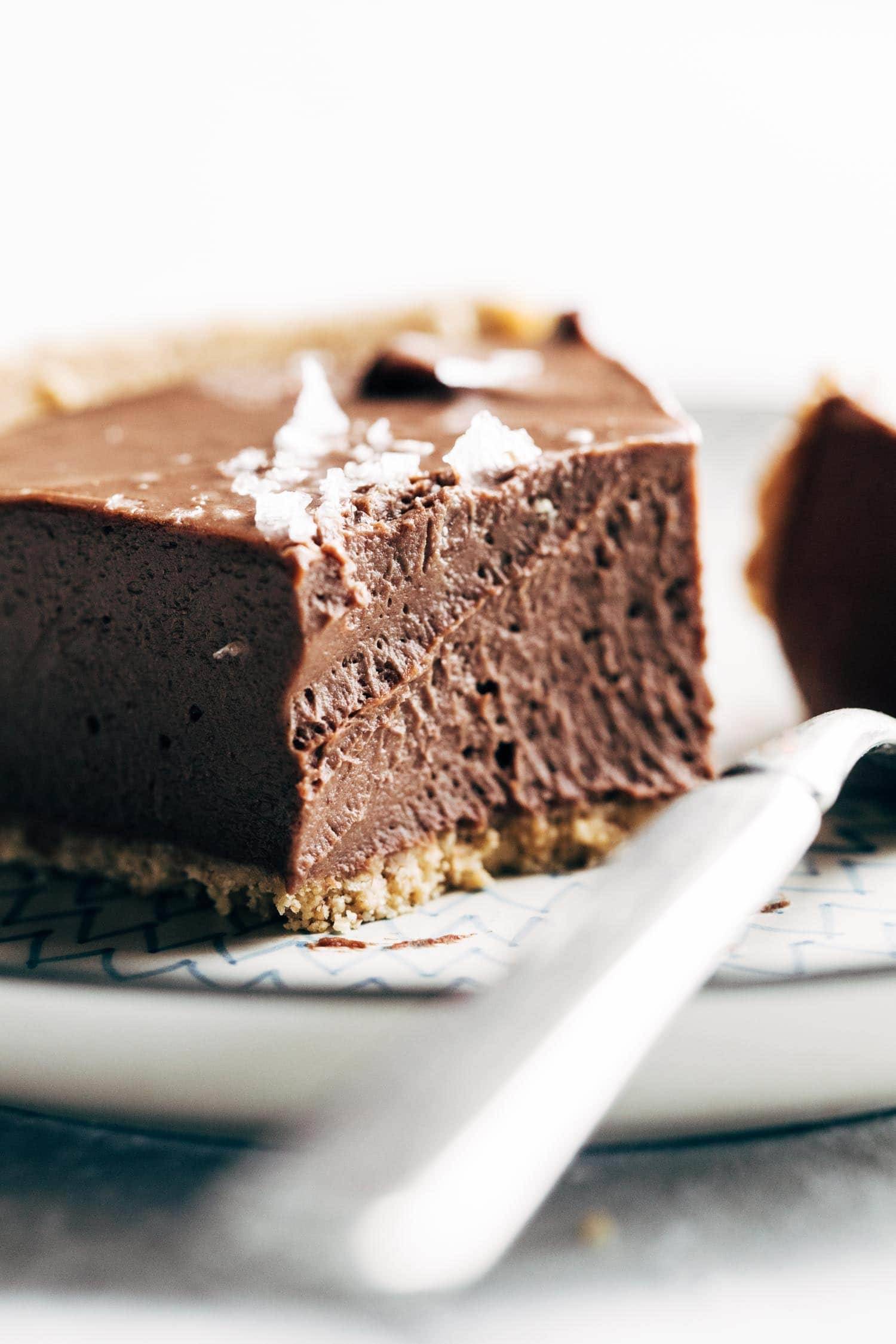 This no-bake vegan chocolate pie only requires five ingredients! Kinda like a French Silk Pie, but better for you. Vegan / Dairy Free / Gluten Free | pinchofyum.com